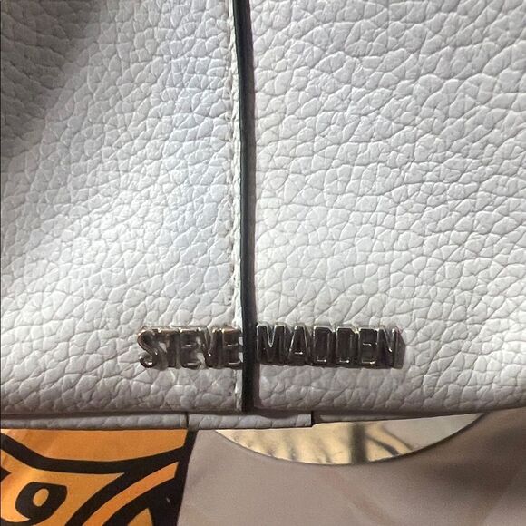 Steve Madden White Bucket Bag - Picture 3 of 16